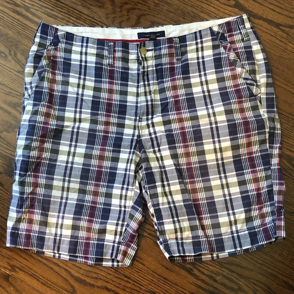 TOMMY HILFIGER Mens Navy Blue Plaid Flat Front Longer Length Chino Shorts Sz 40